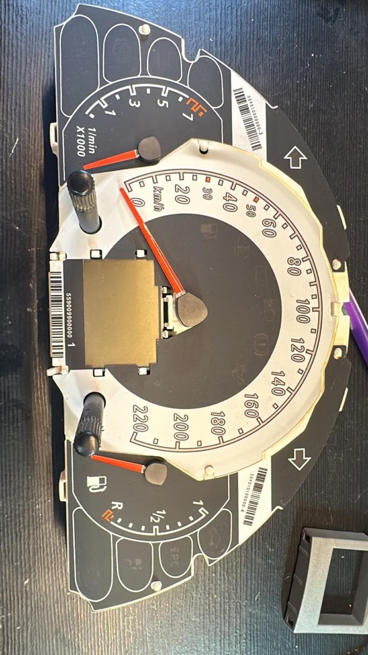 Técnico da Auto Elétrica Freitas realizando serviço elétrico